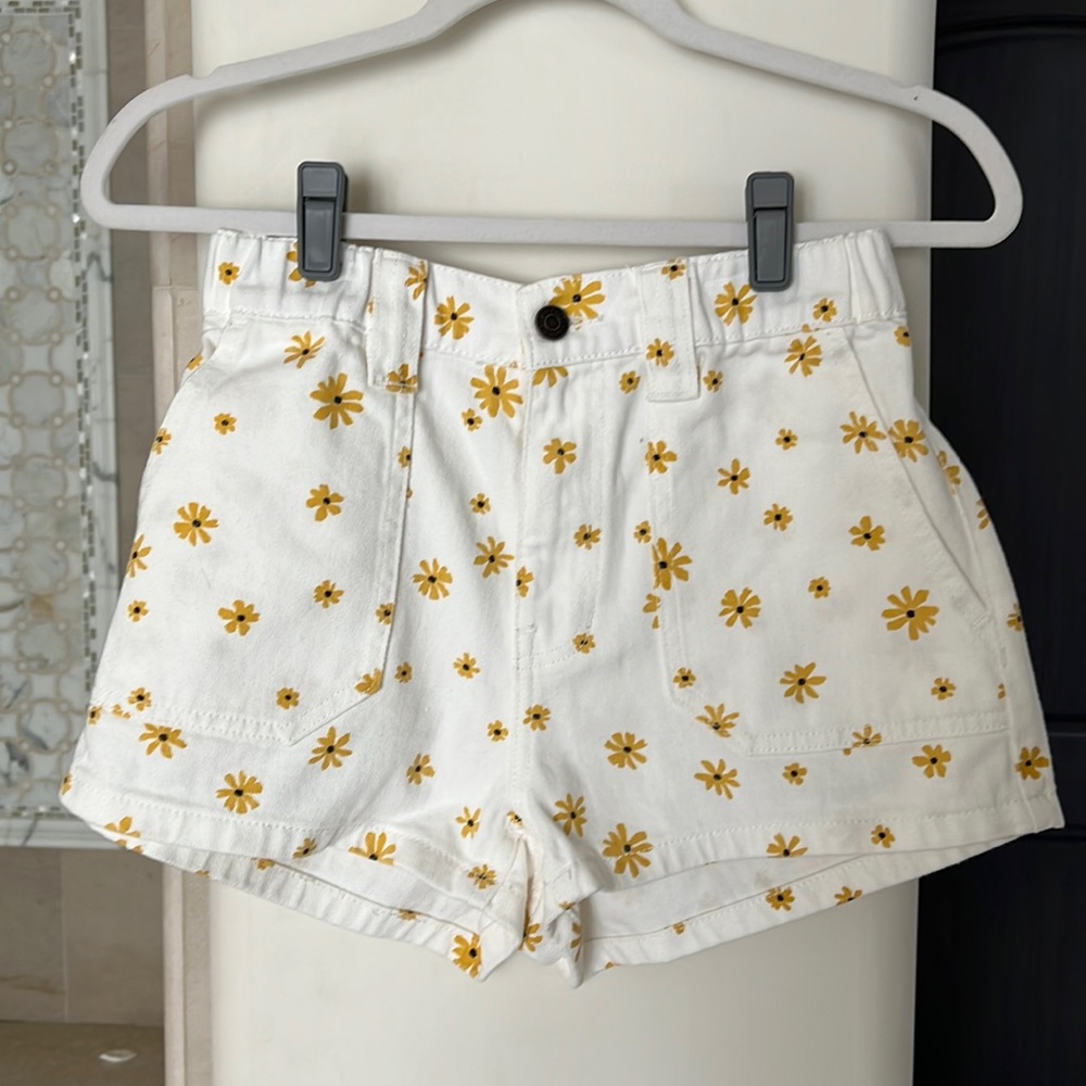 Shorts with flower detail